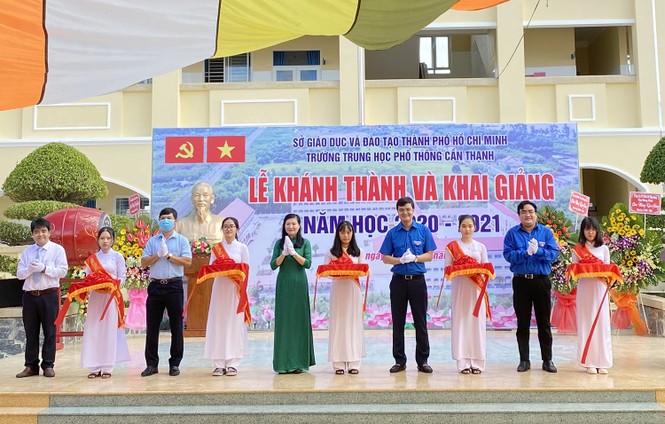 Chủ tịch Hội Sinh viên Việt Nam dự khai giảng và trao học bổng - ảnh 2