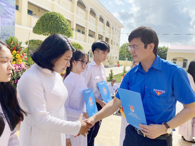 Chủ tịch Hội Sinh viên Việt Nam dự khai giảng và trao học bổng - ảnh 1