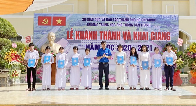 Chủ tịch Hội Sinh viên Việt Nam dự khai giảng và trao học bổng - ảnh 3