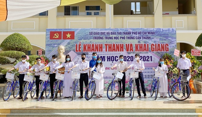 Chủ tịch Hội Sinh viên Việt Nam dự khai giảng và trao học bổng - ảnh 4
