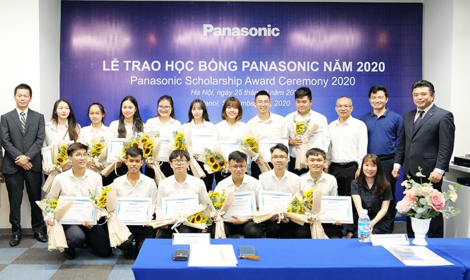 Trao tặng 15 suất học bổng hỗ trợ sinh viên - ảnh 1