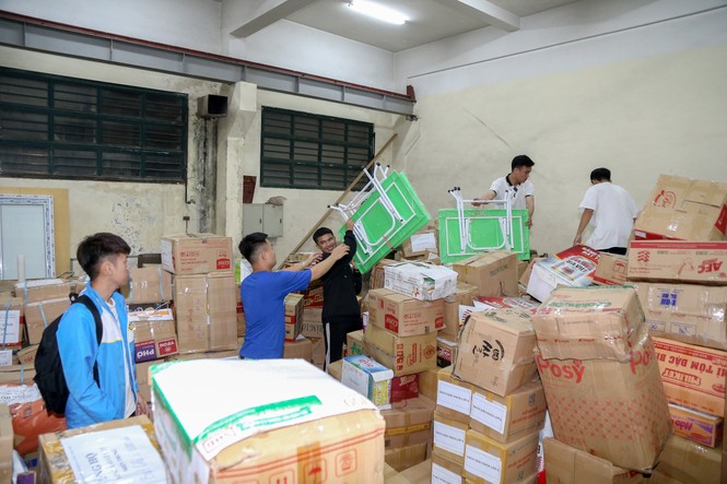 Hơn 22.000 bộ sách giáo khoa, cuốn vở viết được gửi về miền Trung - ảnh 2