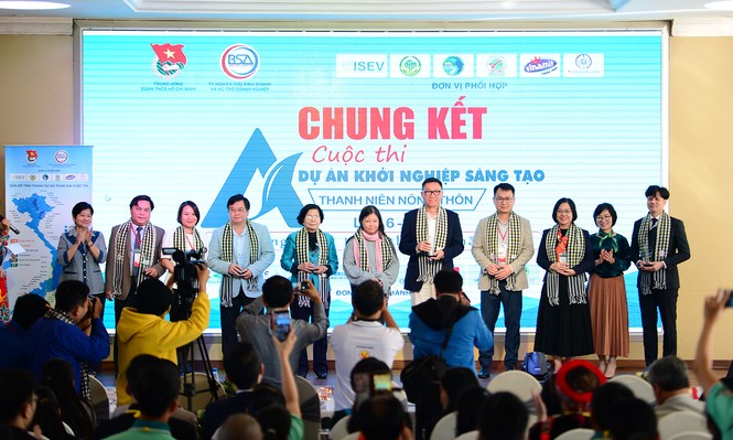 Đôi vợ chồng trẻ giành giải Nhất khởi nghiệp, với sản phẩm “Mát xa hoa dừa lấy mật” - ảnh 6