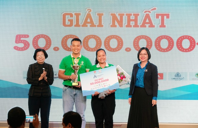 Đôi vợ chồng trẻ giành giải Nhất khởi nghiệp, với sản phẩm “Mát xa hoa dừa lấy mật” - ảnh 1