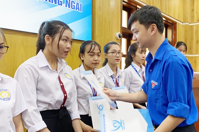 T.Ư Hội Sinh viên Việt Nam trao tặng học bổng tiếp sức học sinh, sinh viên miền Trung - ảnh 1