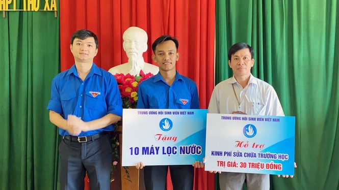 T.Ư Hội Sinh viên Việt Nam trao tặng học bổng tiếp sức học sinh, sinh viên miền Trung - ảnh 2