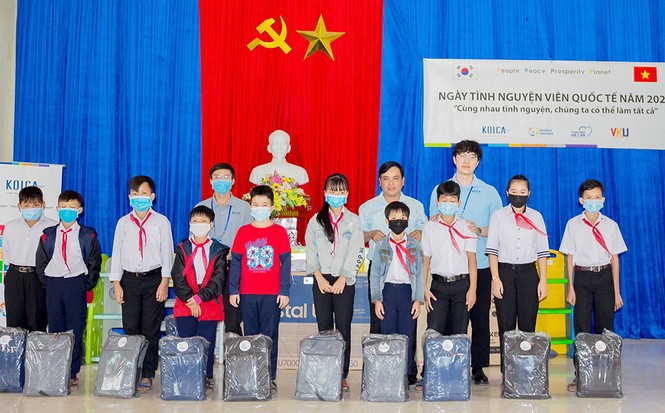 Tuổi trẻ VKU chung tay hỗ trợ người dân miền Trung khắc phục hậu quả bão lụt - ảnh 2