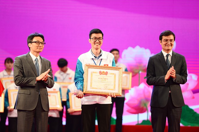 Tuyên dương 130 học sinh, sinh viên là những điển hình xuất sắc - ảnh 4
