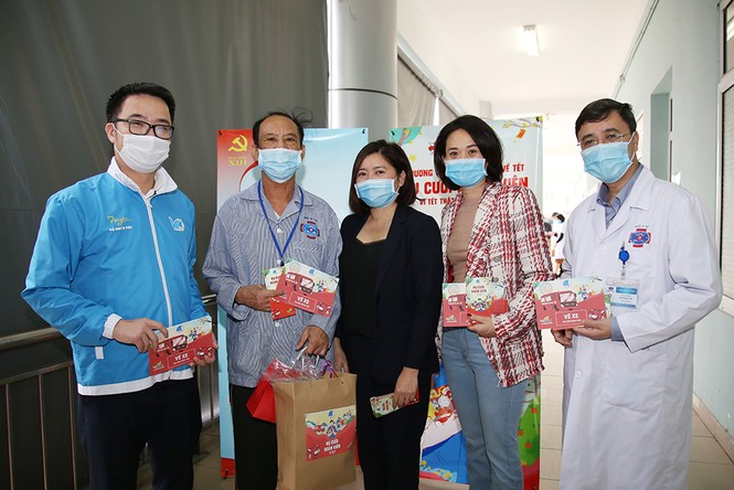 Nhiều phần quà ý nghĩa dành cho bệnh nhân về quê đón Tết - ảnh 1