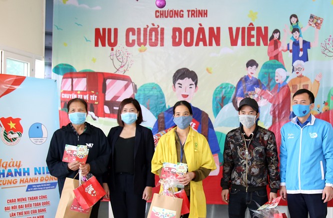 Nhiều phần quà ý nghĩa dành cho bệnh nhân về quê đón Tết - ảnh 2