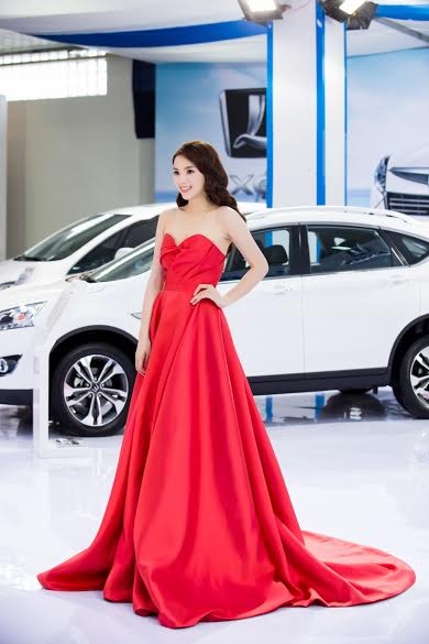 Hoa hậu Kỳ Duyên khoe vai trần gợi cảm - ảnh 8