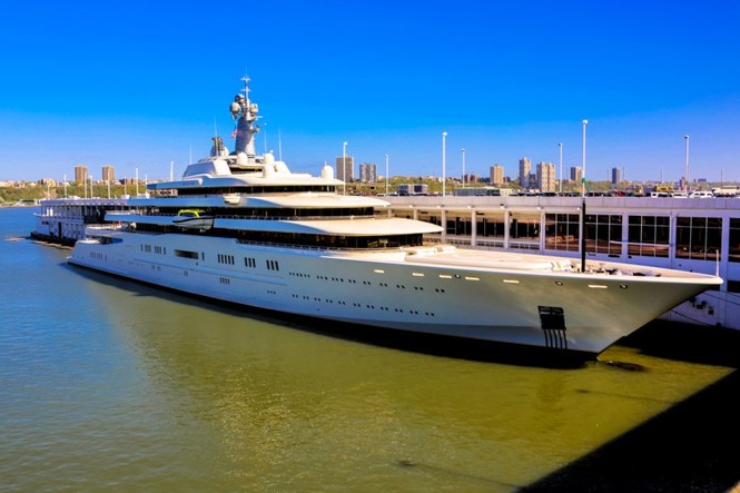 Bỏ mặc Chelsea, Abramovich thư giãn trên du thuyền đắt nhất thế giới - ảnh 15