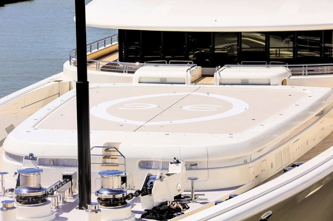 Bỏ mặc Chelsea, Abramovich thư giãn trên du thuyền đắt nhất thế giới - ảnh 11