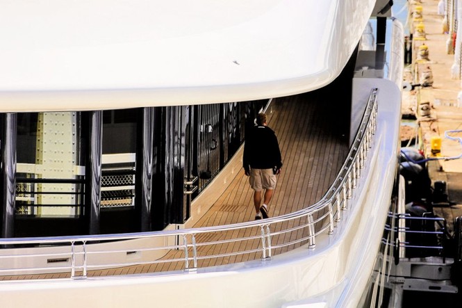 Bỏ mặc Chelsea, Abramovich thư giãn trên du thuyền đắt nhất thế giới - ảnh 13