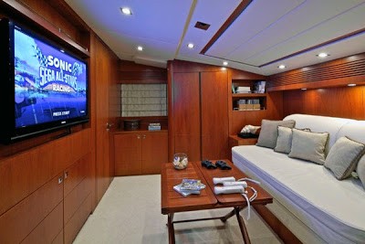 Bỏ mặc Chelsea, Abramovich thư giãn trên du thuyền đắt nhất thế giới - ảnh 4