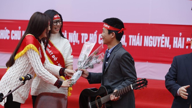 Á hậu hai lần hiến máu tại Chủ Nhật Đỏ - ảnh 1