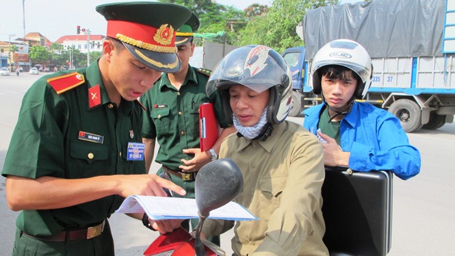 Tiếp sức mùa thi dưới mưa - ảnh 1