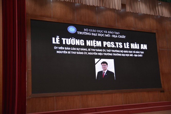 Tưởng niệm Thứ trưởng giáo dục Lê Hải An: Hội trường 300 chìm trong đau buồn - ảnh 1