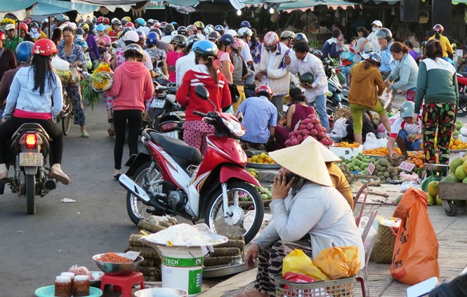 Hoa ở Cà Mau giảm giá chiều 30 Tết - ảnh 5