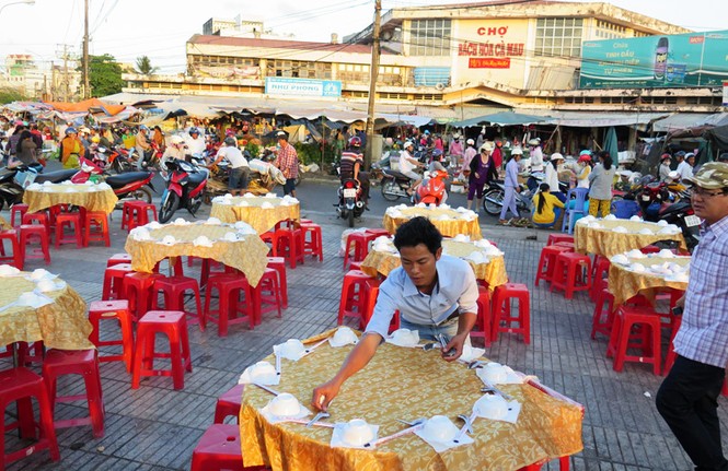 Hoa ở Cà Mau giảm giá chiều 30 Tết - ảnh 2