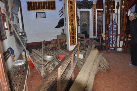 Rúng động vụ dỡ mái đình lấy gỗ sưa đem bán - ảnh 1