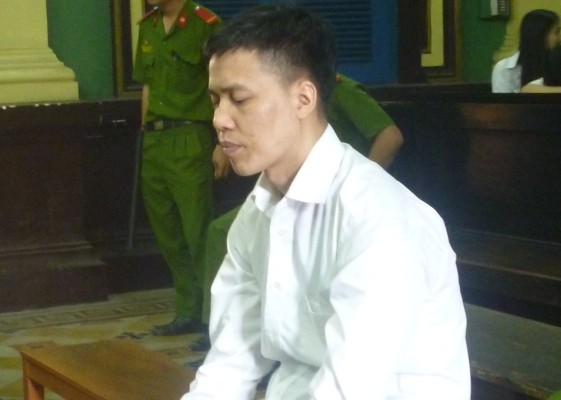 Dụ bé gái 3 tuổi chơi đàn rồi hãm hiếp - ảnh 1