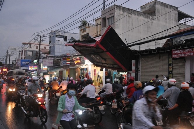 Mưa, lốc giật đổ hàng loạt cây xanh, biển quảng cáo - ảnh 4