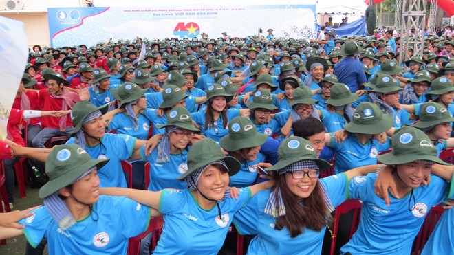 2.000 sinh viên tái hiện 5 cánh quân giải phóng Sài Gòn - ảnh 8