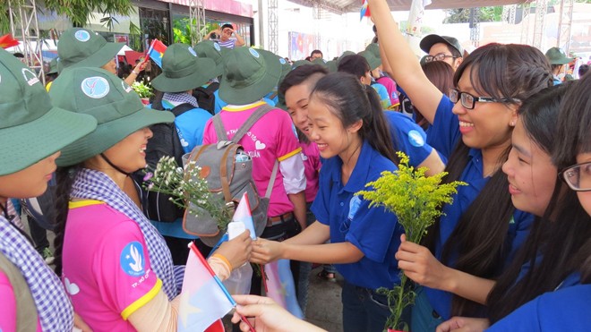 2.000 sinh viên tái hiện 5 cánh quân giải phóng Sài Gòn - ảnh 5