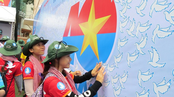 2.000 sinh viên tái hiện 5 cánh quân giải phóng Sài Gòn - ảnh 7