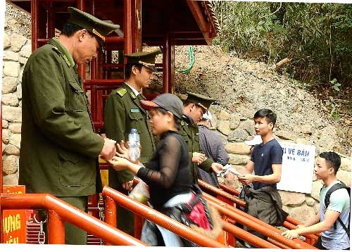 Người dân thắc mắc đi lễ chùa ở Yên Tử phải nộp phí - ảnh 1