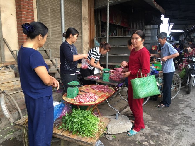 Rau xanh, hoa tươi ở Hà Nội rớt giá thê thảm sau Tết - ảnh 3