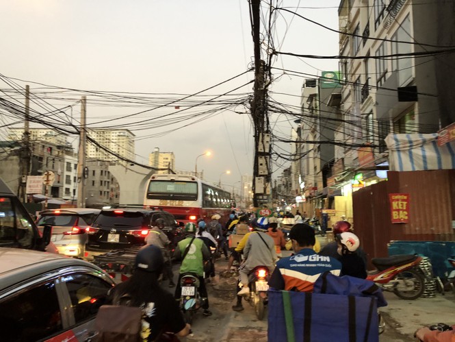 Những ‘con đường đau khổ’ đầy khói bụi ở Hà Nội - ảnh 9