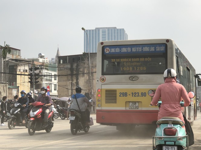 Những ‘con đường đau khổ’ đầy khói bụi ở Hà Nội - ảnh 1
