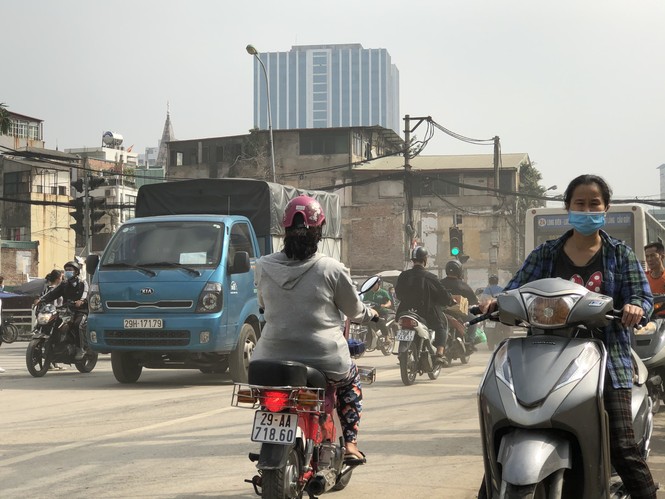 Những ‘con đường đau khổ’ đầy khói bụi ở Hà Nội - ảnh 11