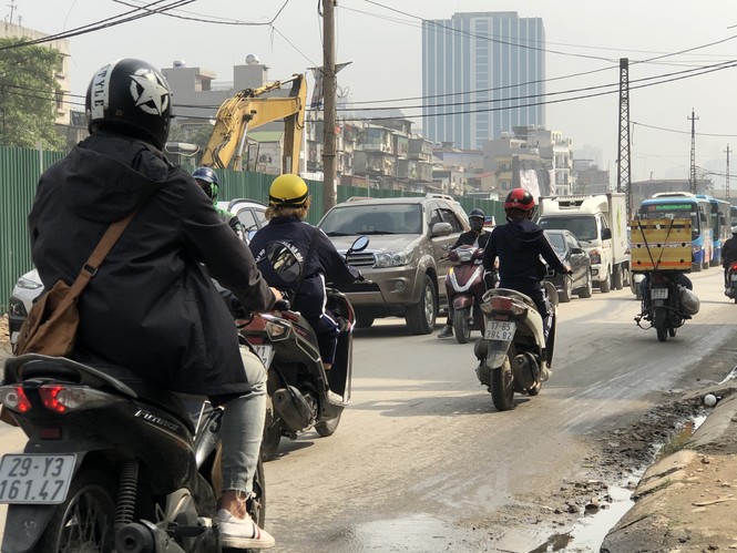 Những ‘con đường đau khổ’ đầy khói bụi ở Hà Nội - ảnh 8