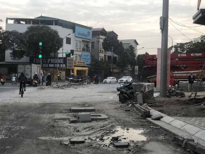 Những ‘con đường đau khổ’ đầy khói bụi ở Hà Nội - ảnh 7