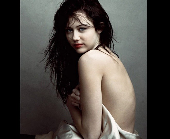 Miley Cyrus phô ngực trần táo bạo trên tạp chí - ảnh 4