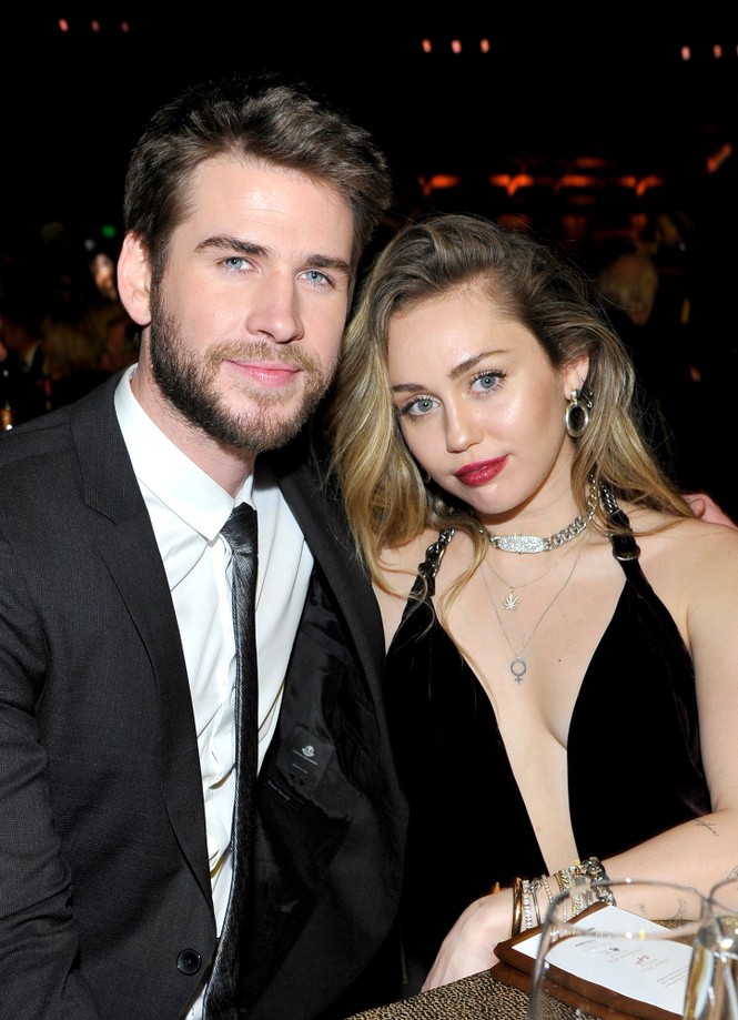 Miley Cyrus phô ngực trần táo bạo trên tạp chí - ảnh 7