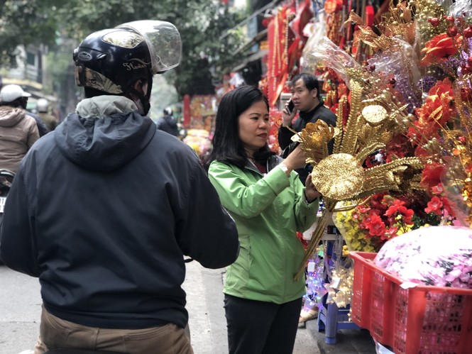 Đến hẹn lại lên, người dân chen chân ở phố Hàng Mã sắm Tết - ảnh 12
