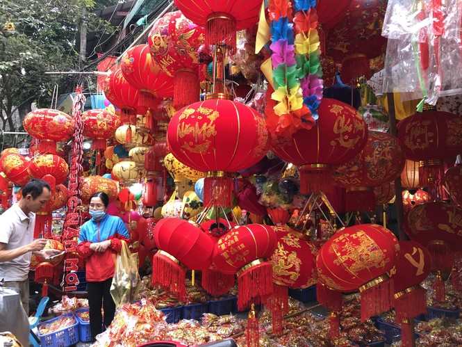 Đến hẹn lại lên, người dân chen chân ở phố Hàng Mã sắm Tết - ảnh 3