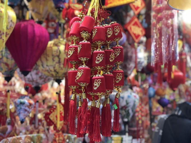 Đến hẹn lại lên, người dân chen chân ở phố Hàng Mã sắm Tết - ảnh 5