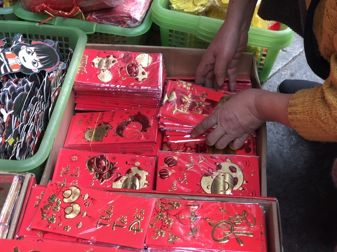 Đến hẹn lại lên, người dân chen chân ở phố Hàng Mã sắm Tết - ảnh 15
