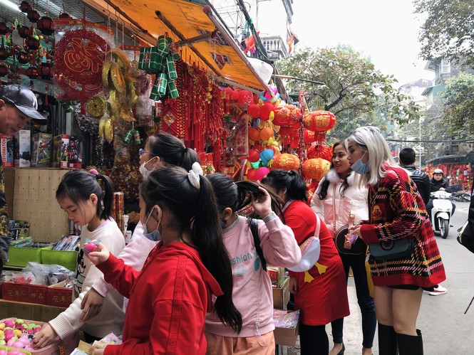 Đến hẹn lại lên, người dân chen chân ở phố Hàng Mã sắm Tết - ảnh 14