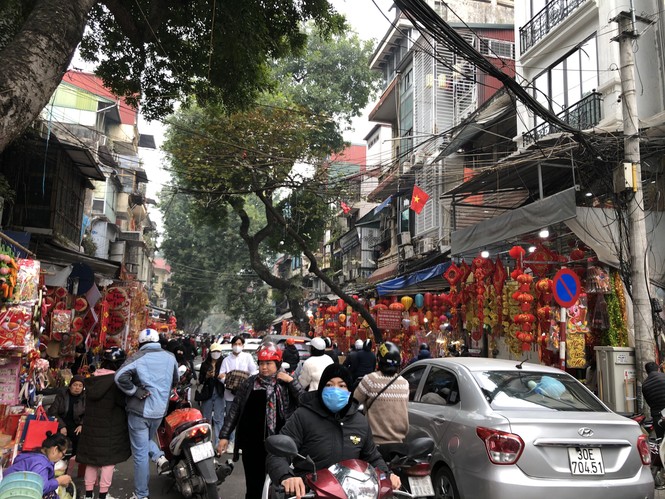 Đến hẹn lại lên, người dân chen chân ở phố Hàng Mã sắm Tết - ảnh 1