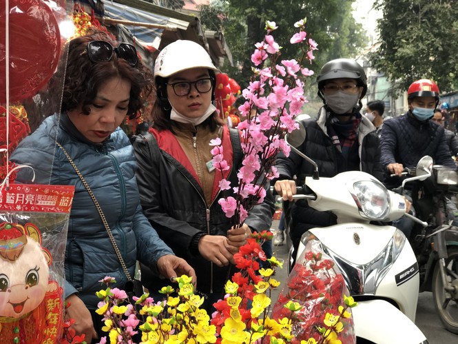 Đến hẹn lại lên, người dân chen chân ở phố Hàng Mã sắm Tết - ảnh 9