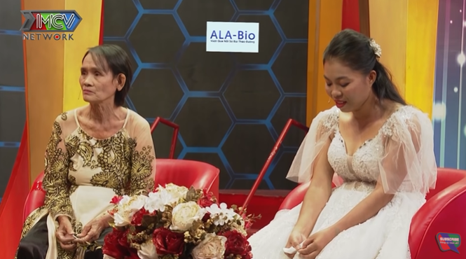 Quyền Linh tặng nóng tiền cho cặp mẹ chồng – nàng dâu nghèo gây xúc động - ảnh 1