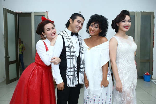 Phi Thanh Vân mặc váy công chúa, ôm chặt 'trai lạ' - ảnh 14