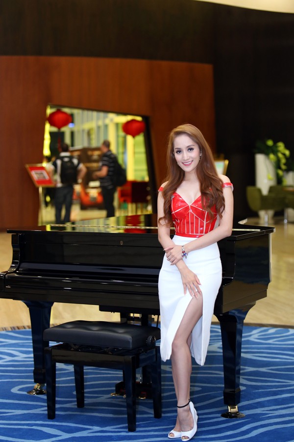 Khánh Thi mặc váy xẻ táo bạo khoe da trắng muốt - ảnh 8