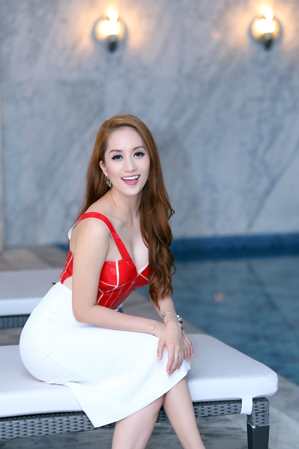 Khánh Thi mặc váy xẻ táo bạo khoe da trắng muốt - ảnh 12